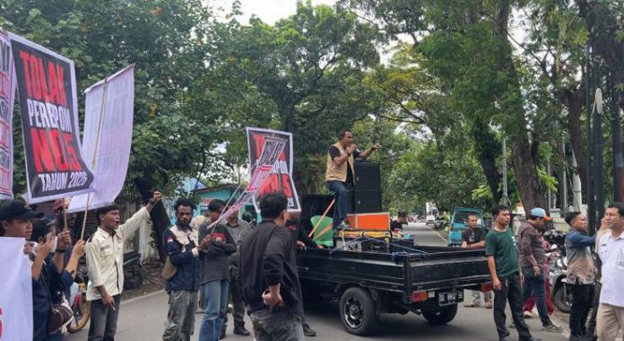 FOTO: Apoteker, Mahasiswa dan Pemuda Geruduk BPOM Sulsel: Tolak PERKBPOM No. 5 Tahun 2026. Kamis (21/5/2026).