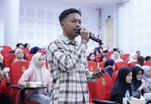 Perguruan Tinggi Kunci Keberhasilan JKN di Kawasan Timur Indonesia FOTO: Salah satu mahasiswa yang mengikuti kuliah umum bertema “Sinergi BPJS Kesehatan dan Perguruan Tinggi dalam Membangun Ekosistem Kesehatan yang Berkeadilan di Kawasan Timur Indonesia” yang digelar Universitas Hasanuddin pada Jumat (22/5) di Auditorium Prof. A. Amiruddin Fakultas Kedokteran Unhas.