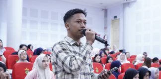 Perguruan Tinggi Kunci Keberhasilan JKN di Kawasan Timur Indonesia FOTO: Salah satu mahasiswa yang mengikuti kuliah umum bertema “Sinergi BPJS Kesehatan dan Perguruan Tinggi dalam Membangun Ekosistem Kesehatan yang Berkeadilan di Kawasan Timur Indonesia” yang digelar Universitas Hasanuddin pada Jumat (22/5) di Auditorium Prof. A. Amiruddin Fakultas Kedokteran Unhas.