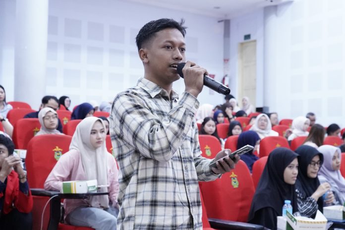 FOTO: Salah satu mahasiswa yang mengikuti kuliah umum bertema “Sinergi BPJS Kesehatan dan Perguruan Tinggi dalam Membangun Ekosistem Kesehatan yang Berkeadilan di Kawasan Timur Indonesia” yang digelar Universitas Hasanuddin pada Jumat (22/5) di Auditorium Prof. A. Amiruddin Fakultas Kedokteran Unhas. FOTO: Salah satu mahasiswa yang mengikuti kuliah umum bertema “Sinergi BPJS Kesehatan dan Perguruan Tinggi dalam Membangun Ekosistem Kesehatan yang Berkeadilan di Kawasan Timur Indonesia” yang digelar Universitas Hasanuddin pada Jumat (22/5) di Auditorium Prof. A. Amiruddin Fakultas Kedokteran Unhas.