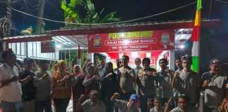 Ke Poskamling RW 08 Tamamaung, Kapolsek Panakkukang: Keamanan Lingkungan Bukan Hanya Tugas Polisi, Tapi Tanggungjawab Kita Bersama FOTO: Kapolsek Panakkukang Kompol. Hj. Ema Ratna AR., SH, Lurah Tamamaung Syarifuddin, Kanit Binmas Panakkukang Ismail, Bhabinkamtibmas Ahmad Mudatsir, Ketua RW 08 Hawaniah beserta para Ketua RT saat bersama di Poskamling RW 08.