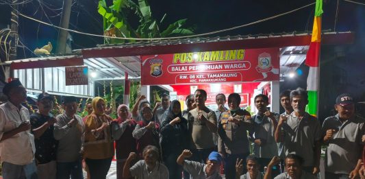 Ke Poskamling RW 08 Tamamaung, Kapolsek Panakkukang: Keamanan Lingkungan Bukan Hanya Tugas Polisi, Tapi Tanggungjawab Kita Bersama FOTO: Kapolsek Panakkukang Kompol. Hj. Ema Ratna AR., SH, Lurah Tamamaung Syarifuddin, Kanit Binmas Panakkukang Ismail, Bhabinkamtibmas Ahmad Mudatsir, Ketua RW 08 Hawaniah beserta para Ketua RT saat bersama di Poskamling RW 08.