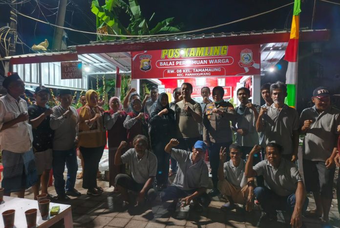 FOTO: Kapolsek Panakkukang Kompol. Hj. Ema Ratna AR., SH, Lurah Tamamaung Syarifuddin, Kanit Binmas Panakkukang Ismail, Bhabinkamtibmas Ahmad Mudatsir, Ketua RW 08 Hawaniah beserta para Ketua RT saat bersama di Poskamling RW 08.