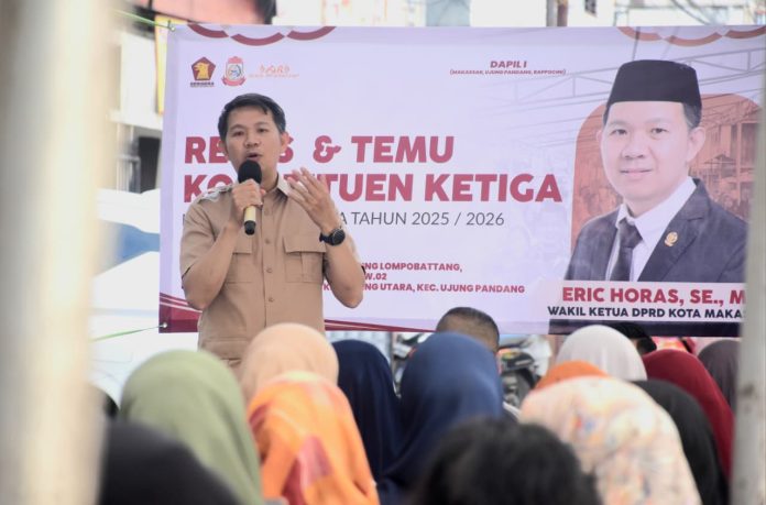 FOTO: Wakil Ketua DPRD Makassar, Eric Horas saat melaksanakan reses ketiga masa persidangan ketiga tahun sidang 2025/2026 di Jalan Gunung Lompobattang, RT 3 RW 2, Kelurahan Pisang Utara, Kecamatan Ujung Pandang, Jumat (22/5/2026). FOTO: Wakil Ketua DPRD Makassar, Eric Horas saat melaksanakan reses ketiga masa persidangan ketiga tahun sidang 2025/2026 di Jalan Gunung Lompobattang, RT 3 RW 2, Kelurahan Pisang Utara, Kecamatan Ujung Pandang, Jumat (22/5/2026).
