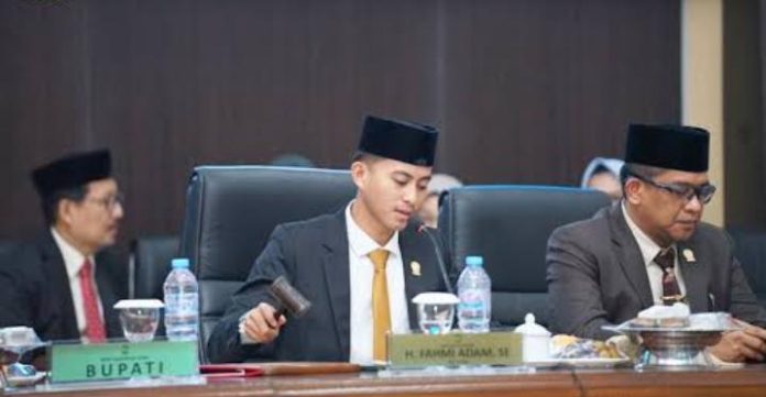 FOTO: Pimpinan DPRD Kabupaten Gowa saat menyelenggarakan sidang paripurna. (Dok via Instagram)
