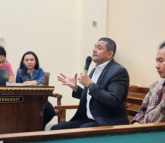 Mantan Gubernur Lampung Arinal Djunaidi hadirkan Pakar HTN Dr. Fahri Bachmid sebagai Ahli dalam Sidang Praperadilan Lawan Kajati Lampung FOTO: Pakar Hukum Tata Negara dan Konstitusi Universitas Muslim Indonesia (UMI), Dr. Fahri Bachmid, S.H., M.H. sebagai Ahli untuk memperkuat dalil dan argumentasi permohonan Praperadilan Arinal Djunaidi di Pengadilan Negeri Bandar Lampung, 22 MEI 2026. (Istimewa)