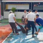 Mahasiswa Bentrok dengan Petugas: Dugaan Pasokan 40 Kg Narkoba di Lapas Bollangi FOTO: Petugas dan Narapidana (Korvei) saat menarik salah satu demostran. (Tangkap layar)