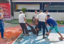 Mahasiswa Bentrok dengan Petugas: Dugaan Pasokan 40 Kg Narkoba di Lapas Bollangi FOTO: Petugas dan Narapidana (Korvei) saat menarik salah satu demostran. (Tangkap layar)