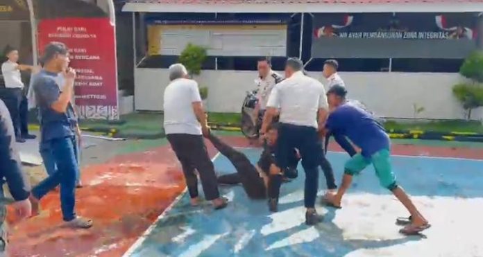 FOTO: Petugas dan Narapidana (Korvei) saat menarik salah satu demostran. (Tangkap layar) FOTO: Petugas dan Narapidana (Korvei) saat menarik salah satu demostran. (Tangkap layar)