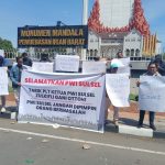Menakar Krisis Kepemimpinan PWI Sulsel: Tiga Tuntutan Mutlak untuk Pengurus Pusat FOTO: Forum Penyelamat PWI Sulsel memilih turun ke jalan dan menggelar aksi damai di kawasan Monumen Mandala, Makassar, pada Senin (25/5/2026).