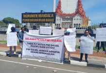 Menakar Krisis Kepemimpinan PWI Sulsel: Tiga Tuntutan Mutlak untuk Pengurus Pusat FOTO: Forum Penyelamat PWI Sulsel memilih turun ke jalan dan menggelar aksi damai di kawasan Monumen Mandala, Makassar, pada Senin (25/5/2026).