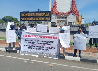 Menakar Krisis Kepemimpinan PWI Sulsel: Tiga Tuntutan Mutlak untuk Pengurus Pusat FOTO: Forum Penyelamat PWI Sulsel memilih turun ke jalan dan menggelar aksi damai di kawasan Monumen Mandala, Makassar, pada Senin (25/5/2026).