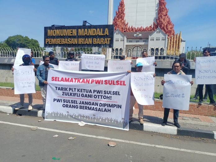 FOTO: Forum Penyelamat PWI Sulsel memilih turun ke jalan dan menggelar aksi damai di kawasan Monumen Mandala, Makassar, pada Senin (25/5/2026). FOTO: Forum Penyelamat PWI Sulsel memilih turun ke jalan dan menggelar aksi damai di kawasan Monumen Mandala, Makassar, pada Senin (25/5/2026).