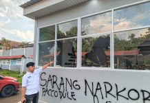 Kaca Kantor Pecah, Gerbang P2U Ditabrak, Lapas Narkotika Bolllangi Laporkan Demostran ke Polsek Bomar FOTO: Kondisi Kantor Lapas Narkotika Bolllangi mengalami kerusakan. (Istimewa)