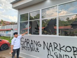 Kaca Kantor Pecah, Gerbang P2U Ditabrak, Lapas Narkotika Bolllangi Laporkan Demostran ke Polsek Bomar FOTO: Kondisi Kantor Lapas Narkotika Bolllangi mengalami kerusakan. (Istimewa)