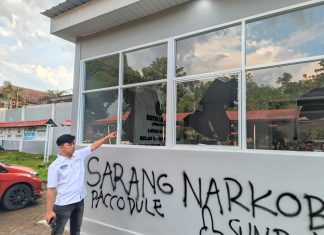 Kaca Kantor Pecah, Gerbang P2U Ditabrak, Lapas Narkotika Bolllangi Laporkan Demostran ke Polsek Bomar FOTO: Kondisi Kantor Lapas Narkotika Bolllangi mengalami kerusakan. (Istimewa)