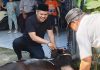 Relawan Prabowo-Gibran Logis 08 Berkurban Satu Ekor Sapi untuk Masyarakat Ket Foto: Ketua Umum Logis 08 Anshar Ilo saat ikut proses penyembelihan sapi Qurban, Kamis (28/05).