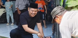 Relawan Prabowo-Gibran Logis 08 Berkurban Satu Ekor Sapi untuk Masyarakat Ket Foto: Ketua Umum Logis 08 Anshar Ilo saat ikut proses penyembelihan sapi Qurban, Kamis (28/05).