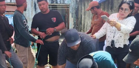 Ormas Laskar Garuda Indonesia Bersatu Sembelih Hewan Qurban di Hari Raya Idul Adha 1447 Hijriah FOTO: Ketua Umum Ormas Laskar Garuda Indonesia Bersatu, Muh. Mukram, menyaksikan pemotongan hewan qurban. Rabu (27/05/2026)