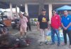 Dihadiri Ketua DPRD Makassar, Ibu Fatma Bagi Kurban di Manggala FOTO: Supratman, Ketua DPRD Makassar saat melihat langsung pembagian hewan kurban disaksikan Camat Manggala H.Abd Rahman Nongko, S.Sos dan tokoh masyarakat Manggala Andi Pasamangi Wawo, Jumat sore (29/6)
