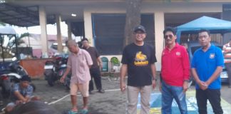 Dihadiri Ketua DPRD Makassar, Ibu Fatma Bagi Kurban di Manggala FOTO: Supratman, Ketua DPRD Makassar saat melihat langsung pembagian hewan kurban disaksikan Camat Manggala H.Abd Rahman Nongko, S.Sos dan tokoh masyarakat Manggala Andi Pasamangi Wawo, Jumat sore (29/6)