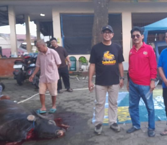 Dihadiri Ketua DPRD Makassar, Ibu Fatma Bagi Kurban di Manggala FOTO: Supratman, Ketua DPRD Makassar saat melihat langsung pembagian hewan kurban disaksikan Camat Manggala H.Abd Rahman Nongko, S.Sos dan tokoh masyarakat Manggala Andi Pasamangi Wawo, Jumat sore (29/6)