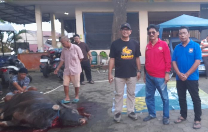 FOTO: Supratman, Ketua DPRD Makassar saat melihat langsung pembagian hewan kurban disaksikan Camat Manggala H.Abd Rahman Nongko, S.Sos dan tokoh masyarakat Manggala Andi Pasamangi Wawo, Jumat sore (29/6) FOTO: Supratman, Ketua DPRD Makassar saat melihat langsung pembagian hewan kurban disaksikan Camat Manggala H.Abd Rahman Nongko, S.Sos dan tokoh masyarakat Manggala Andi Pasamangi Wawo, Jumat sore (29/6)