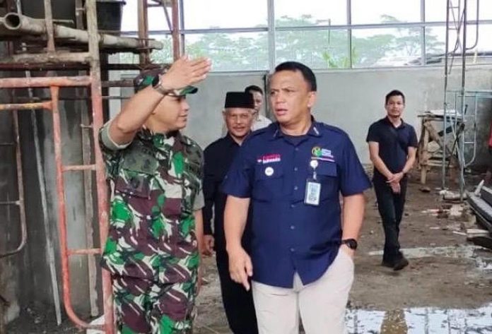 FOTO: Mayjen TNI Trenggono (Kanan) saat masih menjabat Wakil Direktur Utama (Wadirut) PT Agrinas Pangan Nusantara Mayor saat meninjau pembangunan Koperasi Desa Merah Putih di Getasan Salatiga, Jawa Tengah. (Dok. Kodim Magelang)