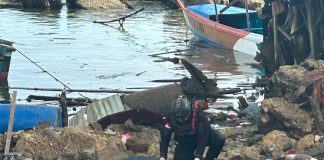 5 Warga di Biak Numfor Tewas Akibat Ledakan Sisa Bom PD II FOTO: Tim Gegana Brimob Polda Papua saat mengamankan satu bom sisa peninggalan PD II di Biak Numfor, Papua. Minggu (31/5/2026). (Dok via media sosial)