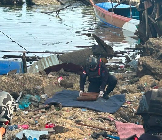 5 Warga di Biak Numfor Tewas Akibat Ledakan Sisa Bom PD II FOTO: Tim Gegana Brimob Polda Papua saat mengamankan satu bom sisa peninggalan PD II di Biak Numfor, Papua. Minggu (31/5/2026). (Dok via media sosial)