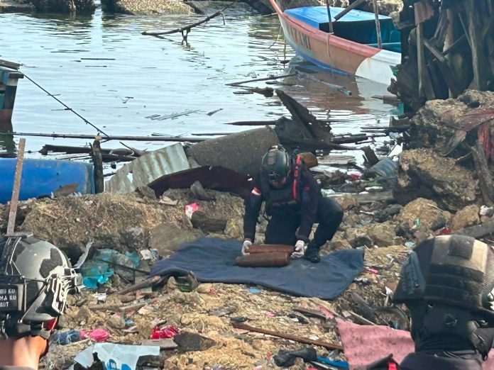 FOTO: Tim Gegana Brimob Polda Papua saat mengamankan satu bom sisa peninggalan PD II di Biak Numfor, Papua. Minggu (31/5/2026). (Dok via media sosial) 