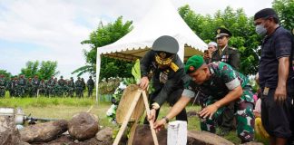 Kasdam XIV/Hasanuddin Antar Kepergian Kolonel Inf (Purn) Muharwen dengan Prosesi Militer Penuh Kehormatan FOTO: Kepala Staf Kodam XIV/Hasanuddin Brigjen TNI Sugeng Hartono, S.E., M.M., memimpin langsung upacara pemakaman militer Almarhum Kolonel Inf (Purn.) Muharwen di TPU Dusun Ganrangbatu Selatan, Desa Kayuloe Timur, Kecamatan Turatea, Kabupaten Jeneponto, Jumat, (29/5/2026)