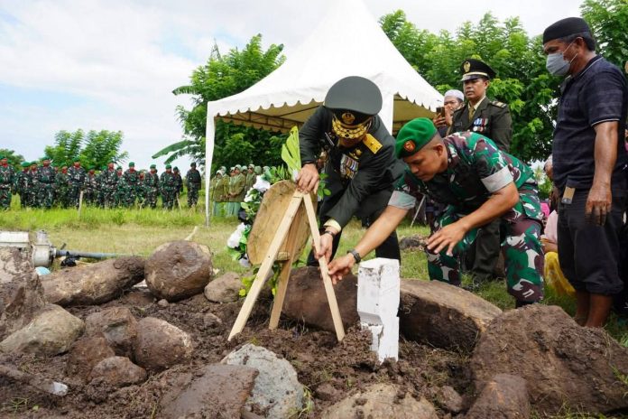 FOTO: Kepala Staf Kodam XIV/Hasanuddin Brigjen TNI Sugeng Hartono, S.E., M.M., memimpin langsung upacara pemakaman militer Almarhum Kolonel Inf (Purn.) Muharwen di TPU Dusun Ganrangbatu Selatan, Desa Kayuloe Timur, Kecamatan Turatea, Kabupaten Jeneponto, Jumat, (29/5/2026) FOTO: Kepala Staf Kodam XIV/Hasanuddin Brigjen TNI Sugeng Hartono, S.E., M.M., memimpin langsung upacara pemakaman militer Almarhum Kolonel Inf (Purn.) Muharwen di TPU Dusun Ganrangbatu Selatan, Desa Kayuloe Timur, Kecamatan Turatea, Kabupaten Jeneponto, Jumat, (29/5/2026)