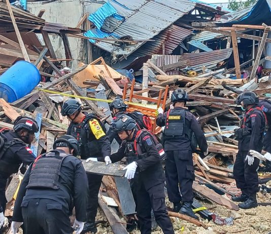 Bom Peninggalan Perang Dunia II Meledak di Biak, Brimob Polda Papua Turunkan Tim Jibom FOTO: Satuan Brimob Polda Papua menurunkan tim penjinak bom (Jibom) untuk menyelidiki peristiwa meledaknya bom bekas peninggalan Perang Dunia II di Kompleks Perikanan Fandoi, Kelurahan Fandoi, Distrik Biak Kota, Kabupaten Biak Numfor. (Dok Mako Brimob)