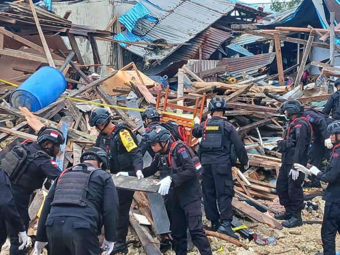 FOTO: Satuan Brimob Polda Papua menurunkan tim penjinak bom (Jibom) untuk menyelidiki peristiwa meledaknya bom bekas peninggalan Perang Dunia II di Kompleks Perikanan Fandoi, Kelurahan Fandoi, Distrik Biak Kota, Kabupaten Biak Numfor. (Dok Mako Brimob)