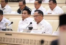 Rapat Bersama DPR, Mendagri: Timsel BUMD Harus Kompeten, Transparan dan Akuntabel FOTO: Menteri Dalam Negeri (Mendagri) Tito Karnavian menghadiri rapat kerja dengan Komisi II DPR RI, Rabu, 3 Juni 2026. (Dok via Facebook).