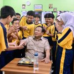 Korupsi Merajalela di Tengah Program MBG: Jangan Sampai Masa Depan Anak Bangsa Menjadi Korban FOTO: Presiden Prabowo Subianto meninjau Program Makan Bergizi Gratis (MBG) di SMPN 111, Palmerah, Jakarta Barat, pada Selasa (2/6/2026). (Dok. Seskab)