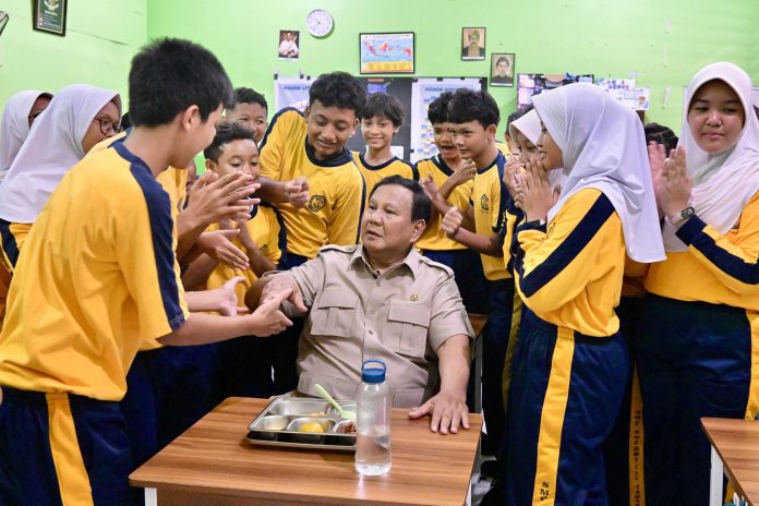 FOTO: Presiden Prabowo Subianto meninjau Program Makan Bergizi Gratis (MBG) di SMPN 111, Palmerah, Jakarta Barat, pada Selasa (2/6/2026). (Dok. Seskab)