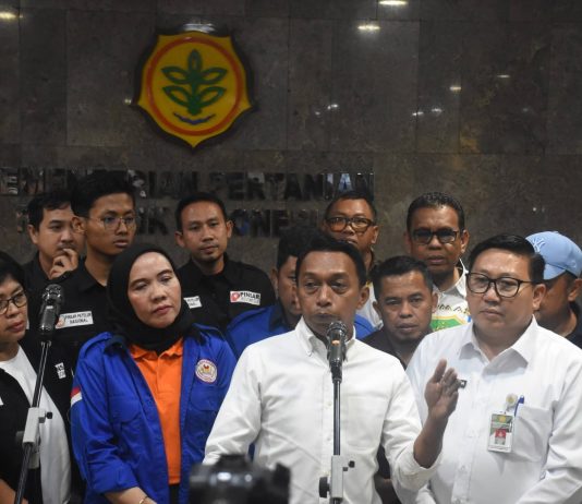 Di Kementan Bupati Sidrap Berbagi Pengalaman dalam Menjaga Stabilitas Harga Telur FOTO: Syaharuddin Alrif Bupati Sidrap saat memberikan keterangan pers di Kantor Kementerian Pertanian, Jakarta, Selasa (9/6/2026). (Dok Kementan)