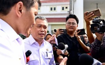 Presiden Prabowo Instruksikan Modernisasi Stasiun Gambir dan Percepatan Penanganan Perlintasan Sebidang FOTO: Menteri Perhubungan Dudy Purwagandhi saat memberikan keterangan pers. (Sumber: BPMI Setpres)
