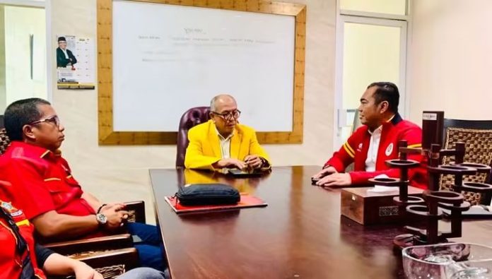 FOTO: Ketua dan Sekertaris Depidar XIX SOKSI Sulawesi Selatan, Patarai Amir serta Nasruddin Upel Saat menyerahkan dukungan ke IAS sebagai calon ketua DPD I Golkar Sulsel. (Ist) FOTO: Ketua dan Sekertaris Depidar XIX SOKSI Sulawesi Selatan, Patarai Amir serta Nasruddin Upel Saat menyerahkan dukungan ke IAS sebagai calon ketua DPD I Golkar Sulsel. (Ist)