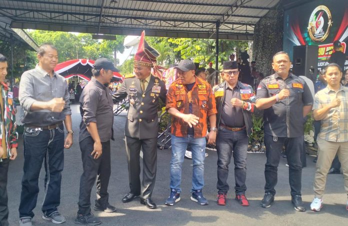 FOTO: Lembaga Study Hukum dan Advokasi Rakyat (LASKAR) Sulawesi Selatan, Kiwal Garuda Hitam, Laskar Merah Putih Sulawesi Selatan, Makassar Cinta Damai, Pemuda Pancasila, PACE Community, serta sejumlah kelompok aktivis menghadiri peringatan Hari Ulang Tahun (HUT) ke-69 Kodam XIV/Hasanuddin yang digelar di Markas Komando Daerah Militer (Makodam) XIV/Hasanuddin, Jalan Urip Sumoharjo, Makassar, Senin (1/6/2026).