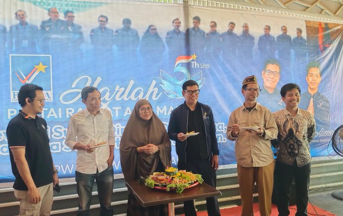 FOTO: Wakil Sekretaris Jenderal DPP Prima, Ansar Manrulu, jajaran pengurus Dewan Pimpinan Wilayah (DPW) Partai Rakyat Adil Makmur (Prima) Sulawesi Selatan memperingati Hari Ulang Tahun (HUT) ke-5 partai tersebut, Senin (1/6/2026). Perayaan digelar secara khidmat di Warkop Turatea, Jalan Haji Bau, Kota Makassar. FOTO: Wakil Sekretaris Jenderal DPP Prima, Ansar Manrulu, jajaran pengurus Dewan Pimpinan Wilayah (DPW) Partai Rakyat Adil Makmur (Prima) Sulawesi Selatan memperingati Hari Ulang Tahun (HUT) ke-5 partai tersebut, Senin (1/6/2026). Perayaan digelar secara khidmat di Warkop Turatea, Jalan Haji Bau, Kota Makassar.