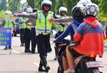 Ingat Mulai 8 – 21 Juni 2026: Kepolisian Razia Plat Nomor Kendaraan FOTO: Kepolisian lalu lintas saat menggelar razia kendaraan. (Dok tribarta Polri)