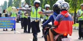 Ingat Mulai 8 – 21 Juni 2026: Kepolisian Razia Plat Nomor Kendaraan FOTO: Kepolisian lalu lintas saat menggelar razia kendaraan. (Dok tribarta Polri)