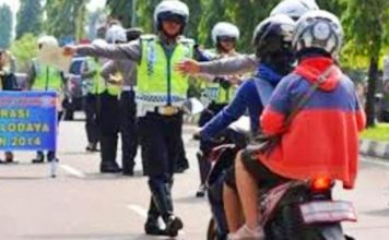 Ingat Mulai 8 – 21 Juni 2026: Kepolisian Razia Plat Nomor Kendaraan FOTO: Kepolisian lalu lintas saat menggelar razia kendaraan. (Dok tribarta Polri)