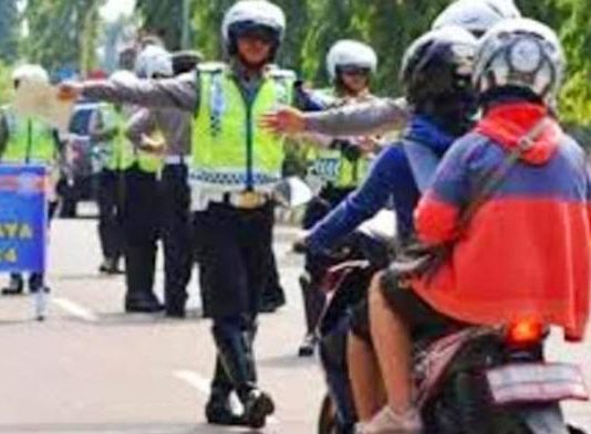 Ingat Mulai 8 – 21 Juni 2026: Kepolisian Razia Plat Nomor Kendaraan FOTO: Kepolisian lalu lintas saat menggelar razia kendaraan. (Dok tribarta Polri)