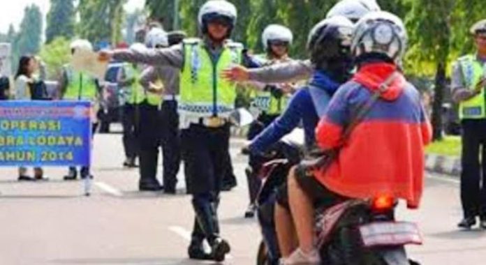 FOTO: Kepolisian lalu lintas saat menggelar razia kendaraan. (Dok tribarta Polri) FOTO: Kepolisian lalu lintas saat menggelar razia kendaraan. (Dok tribarta Polri)