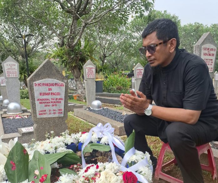 FOTO: Ketua Umum Lembaga Study Hukum dan Advokasi Rakyat (LASKAR) Sulawesi Selatan, Illank Radjab, S.H., berkesempatan melakukan ziarah ke makam almarhum Jenderal TNI (Purn.) Ryamizard Ryacudu. Selasa (2/6/2026). FOTO: Ketua Umum Lembaga Study Hukum dan Advokasi Rakyat (LASKAR) Sulawesi Selatan, Illank Radjab, S.H., berkesempatan melakukan ziarah ke makam almarhum Jenderal TNI (Purn.) Ryamizard Ryacudu. Selasa (2/6/2026).