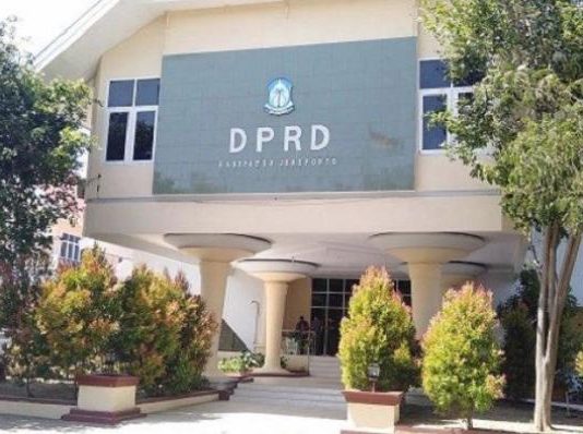 Resmi Dilaporkan ke Polda Sulsel: Suami Anggota DPRD Jeneponto dari Partai Golkar Diduga Lakukan Penipuan Perumahan FOTO: Gedung DPRD Kabupaten Jeneponto. (Dok via beranda Sulsel)